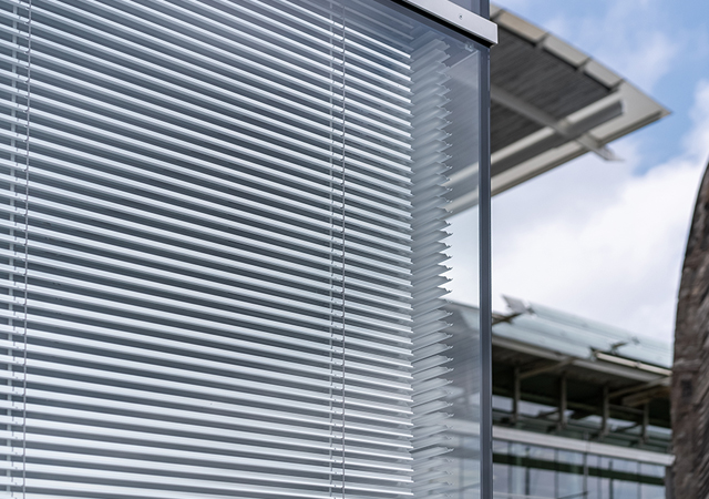 ISOshade is a closed double-skin façade with integrated sunblinds.